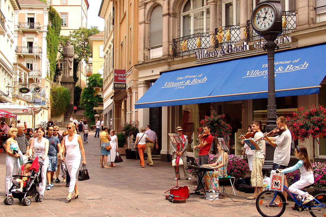 Menschen in der Fußgängerzone, Baden-Baden, Baden-Württemberg, Deutschland, Europa