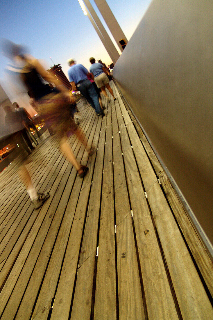 Menschen auf der Rambla del Mar am Abend, Barcelona, Spanien, Europa