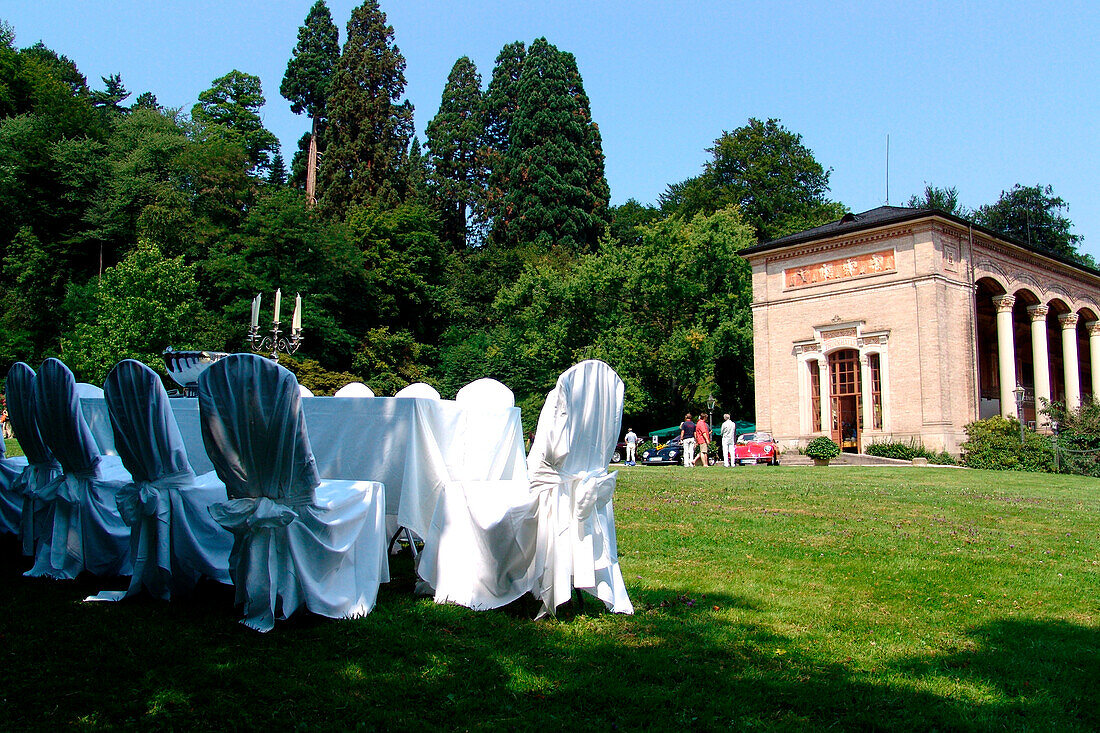 Tisch und Stühle im Kurgarten, Baden-Baden, Baden-Württemberg, Deutschland, Europa