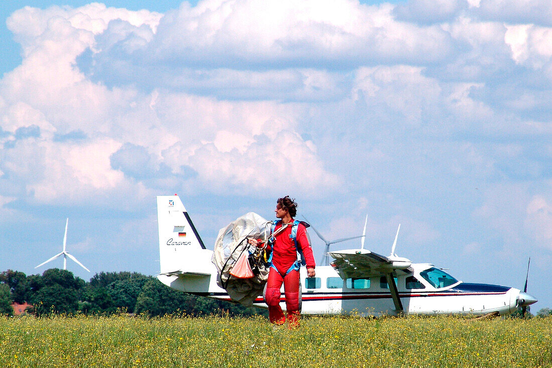 Fallschirmspringer steht vor einem Flugzeug, Airport Gransee, Brandenburg, Deutschland, Europa