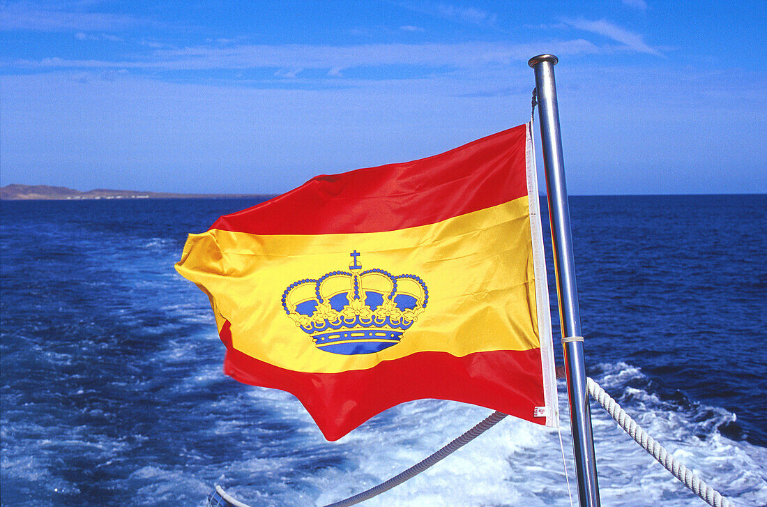 Spanische Flagge, Fährschiff, La Graciosa, Kanarische Inseln, Spanien, vor Lanzarote