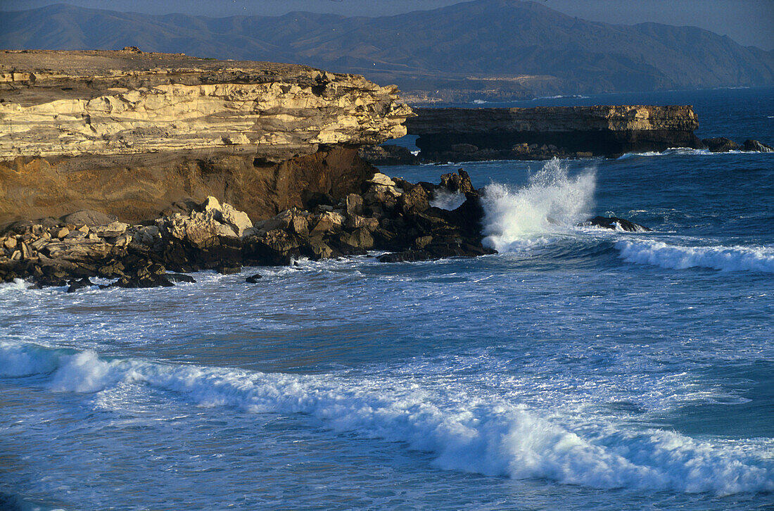 Brandung, Steilkueste bei La Pared, Fuerteventura Kanarische Inseln, Spanien