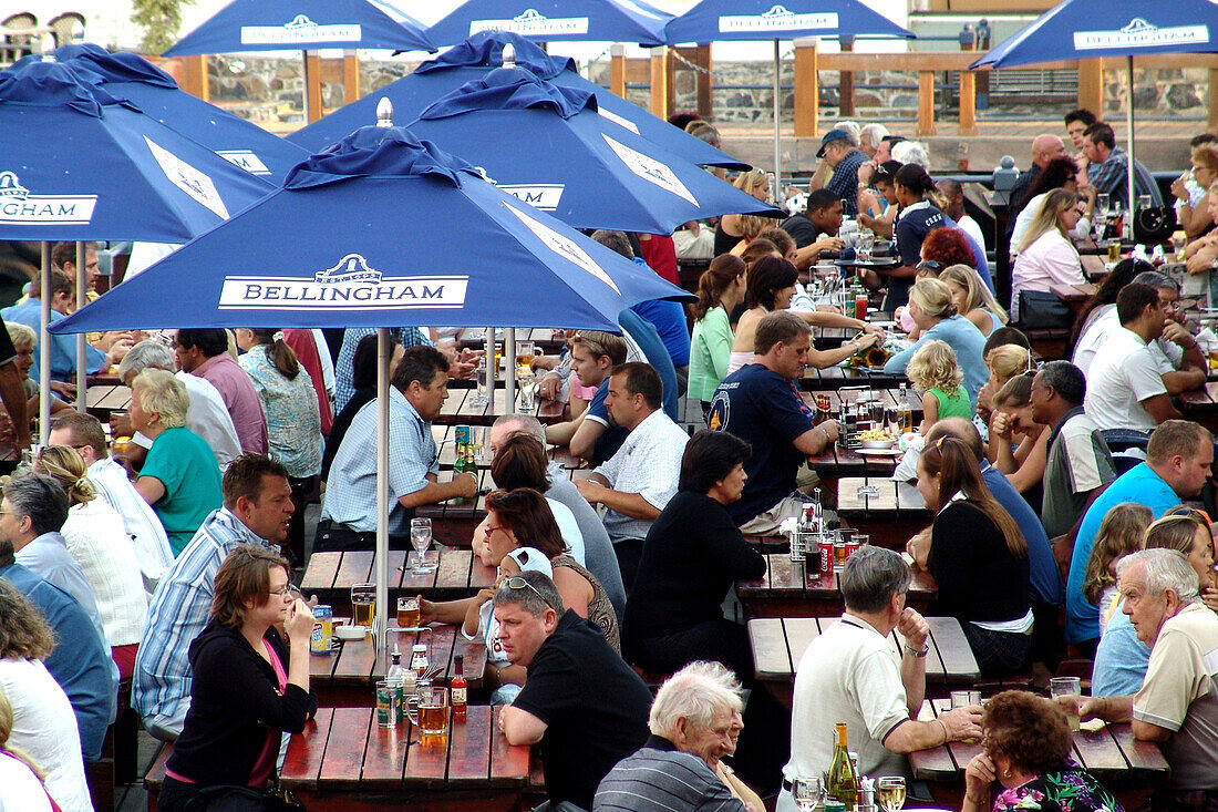 Menschen in der Waterfront Bar und Restaurant, Kapstadt, Südafrika, Afrika