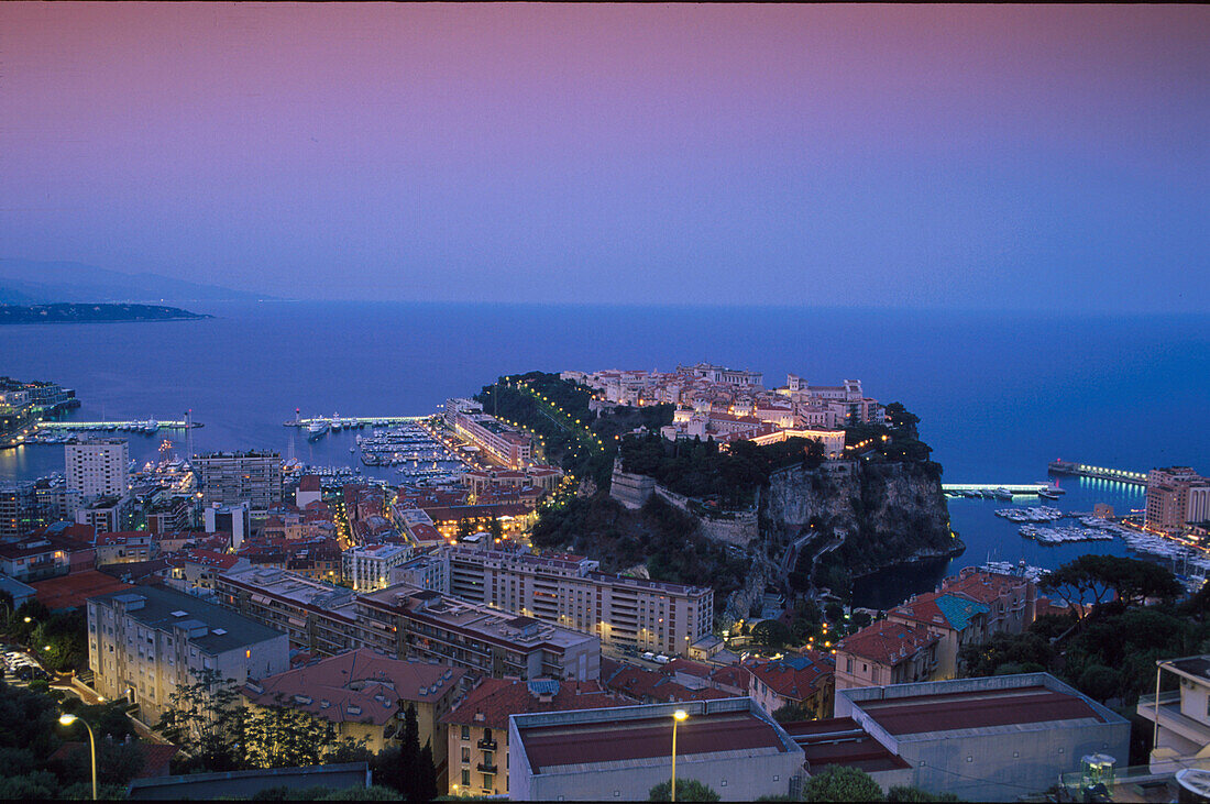 Die Stadt Monaco mit Schloss in der Abenddämmerung, Monaco, Côte d'Azur, Frankreich, Europa