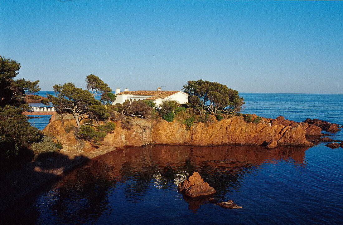 Mansion on the waterfront in the sunlight, Corniche de l´Esterel, Cote d'Azur, Provence, France, Europe