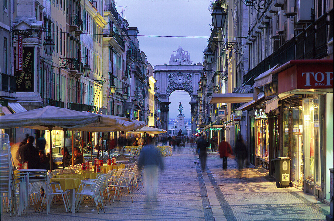 Rua Augusta mit Triumphbogen, am Praca do Comércio, Baixa Lissabon, Portugal, Europa