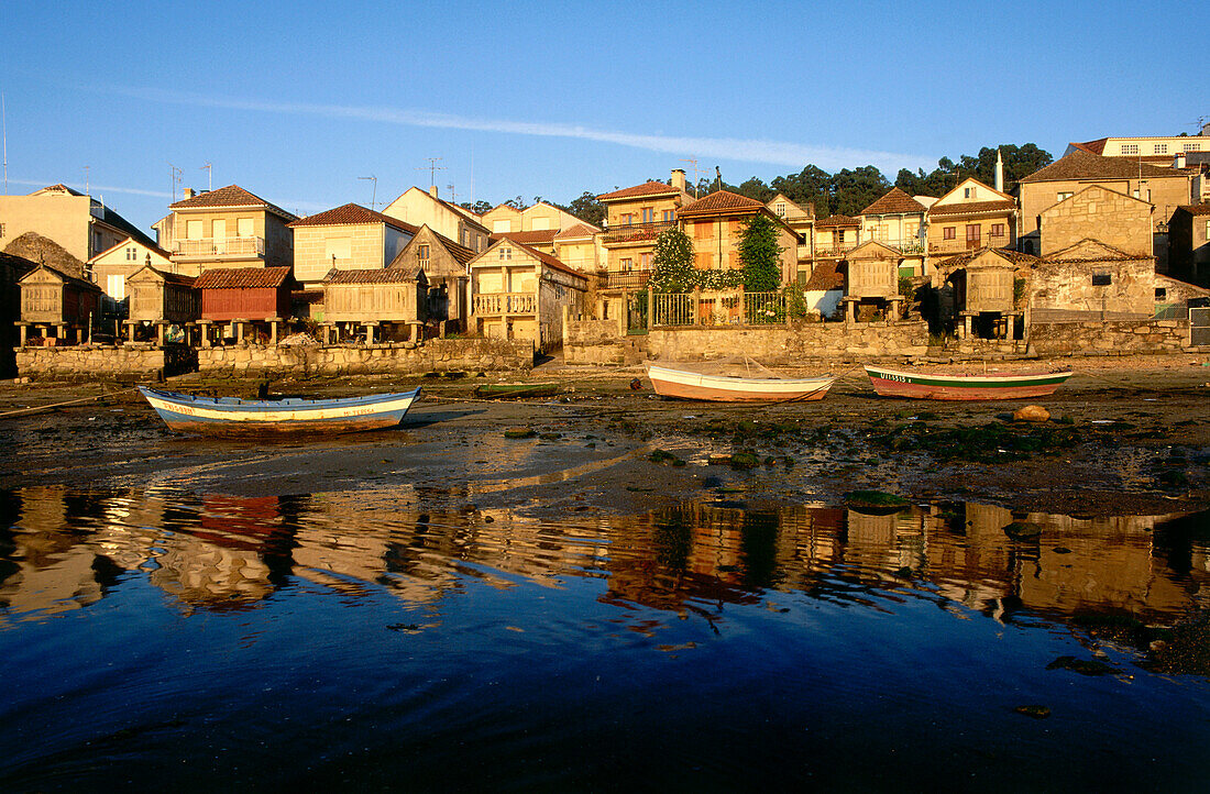 Seafront von Combarro wih Horreos, alten Lagerhäusern, Ria de Pontevedra, Rias Baixas, Provinz Pontevedra, Galicien, Spanien