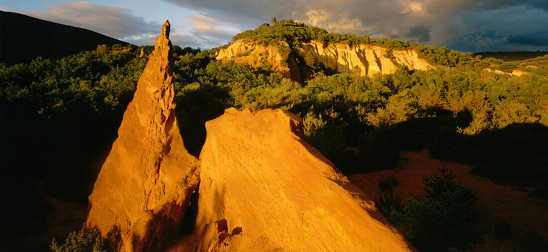 Colorado de Rustrel, ehemaliger Ockersteinbruchr, Ocker Landschaft, in der Nähe von Roussillon, in der Nähe von Apt, Luberon Berge, Montagne du Luberon, Naturschutzgebiet, Vaucluse, Provence, Frankreich