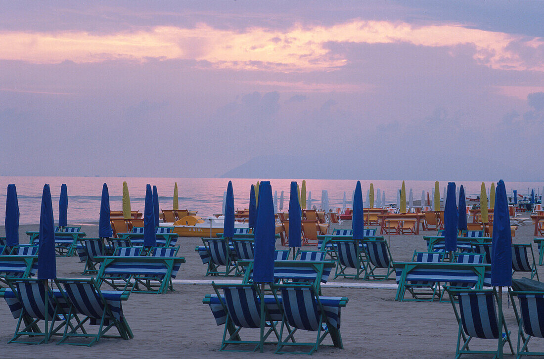 Liegestuehle, Strand von Forte dei Marmi, Toskana, Italien Europa