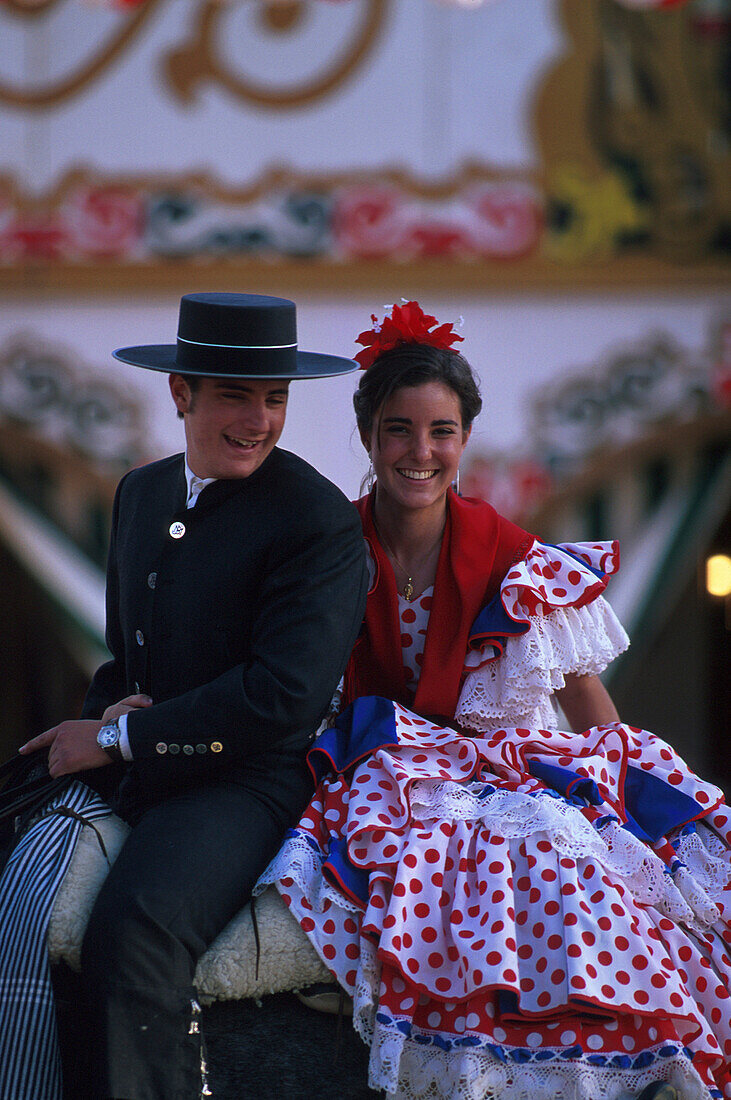 Paar auf dem Pferd, Feria de Abril, Sevilla, Andalusien, Spanien