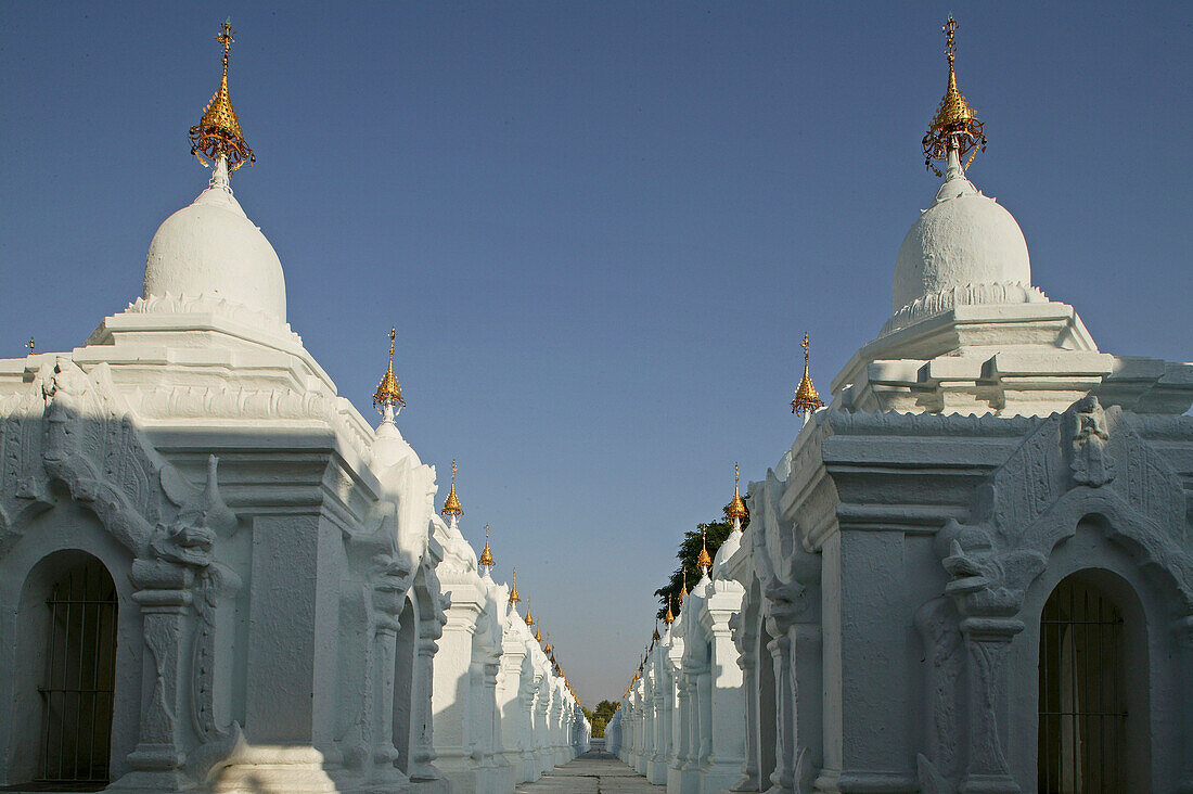 Kuthodaw Pagoda, world's largest book, Kuthaw Daw Pagode, Groesste Buch der Welt, 729 kleinen Pagoden mit Heilige Schriften, Each of the 729 shrines contain a marble slab inscribed in Pali script the sacred Theravada Buddhist scriptures, Mandalay