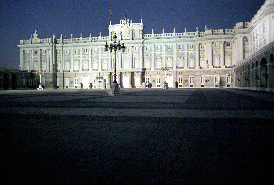 Der beleuchtete Palacio Real bei Nacht, Madrid, Spanien, Europa