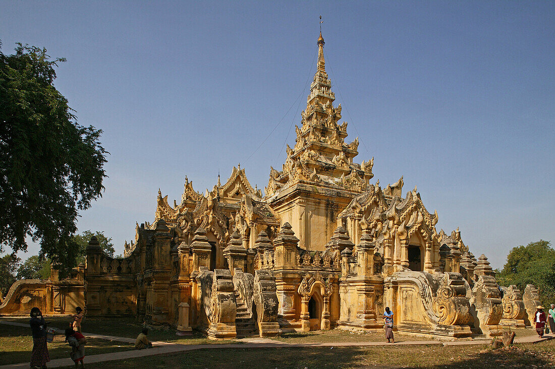 Le Thagi Pagode Inwa, Ava (14th century) a square shaped pagoda, Myanmar