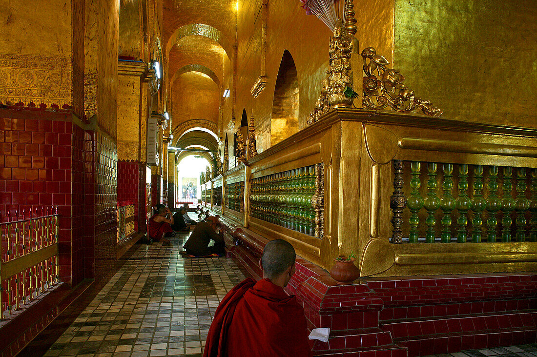 Praying in Mahamuni Pagoda, Beten in der vergoldeten Mahamuni Pagode, Senior monk prays in a corner of the Mahamuni Pagoda