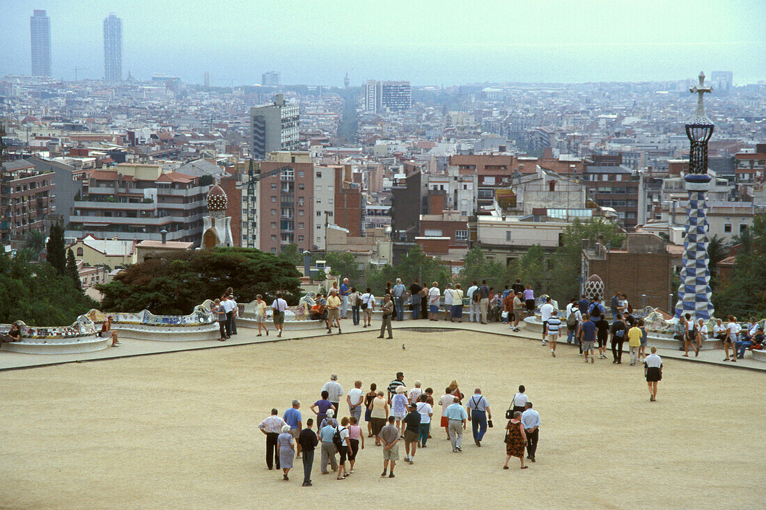 Touristen im Park Güell und Blick über die Stadt, Barcelona, Spanien, Europa