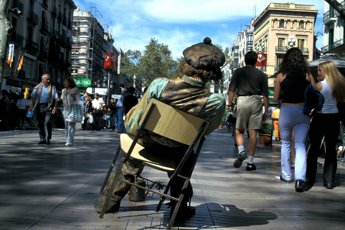 Strassenkünstler auf einem Stuhl in der Fussgängerzone, La Rambla, Barcelona, Spanien, Europa