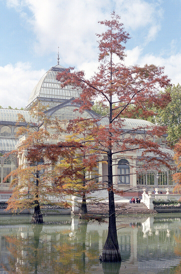 Lake and building at Parque del Retiro, Madrid, Spain, Europe