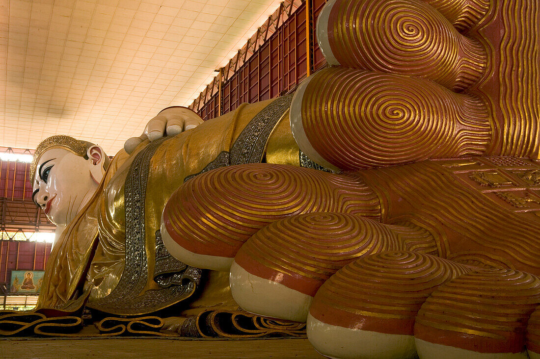 Chaukhtatkye Buddha, one of the largest reclining Buddhas, 70 metres long, Kyaukhtatgyi, Rangun, Myanmar, Birma, Asia