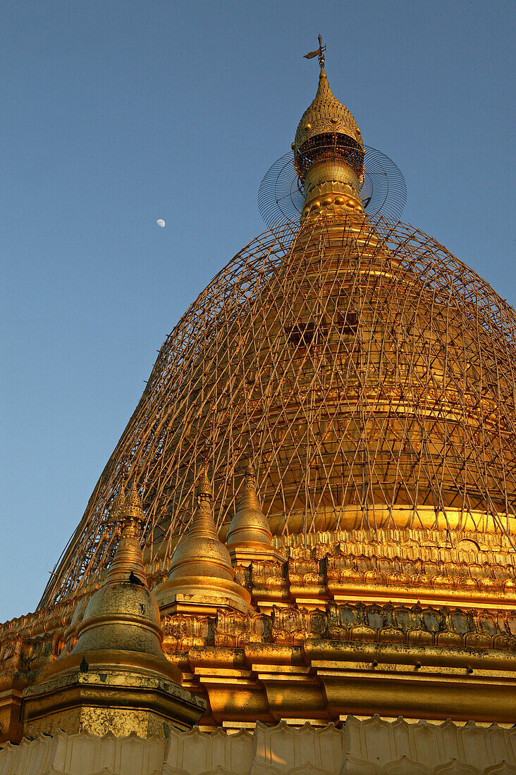 Shwedagon Pagoda, Burma, Myanmar, scaffolding, Geruest, Mond, moon