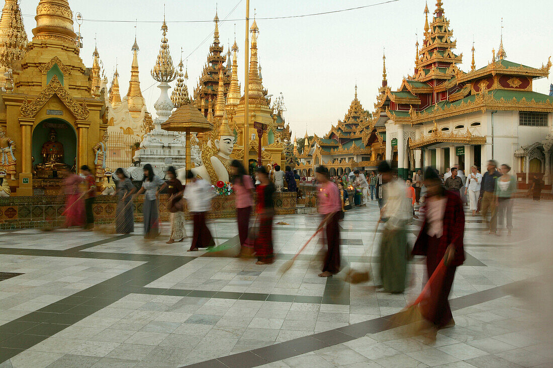 Shwedagon Pagoda, Burma, Myanmar, women sweeping to gain merit for the next life, Shwedagon Pagoda, Gruppe von Frauen fegen in Pagode, Fegen bringt Verdienst fürs nächste Leben