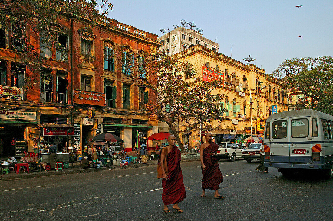 Mainstreet, colonial architecture, Yangon, Hauptstrasse, Koloniale Architektur, Rangun, Yangon, Anglo-Indian architecture