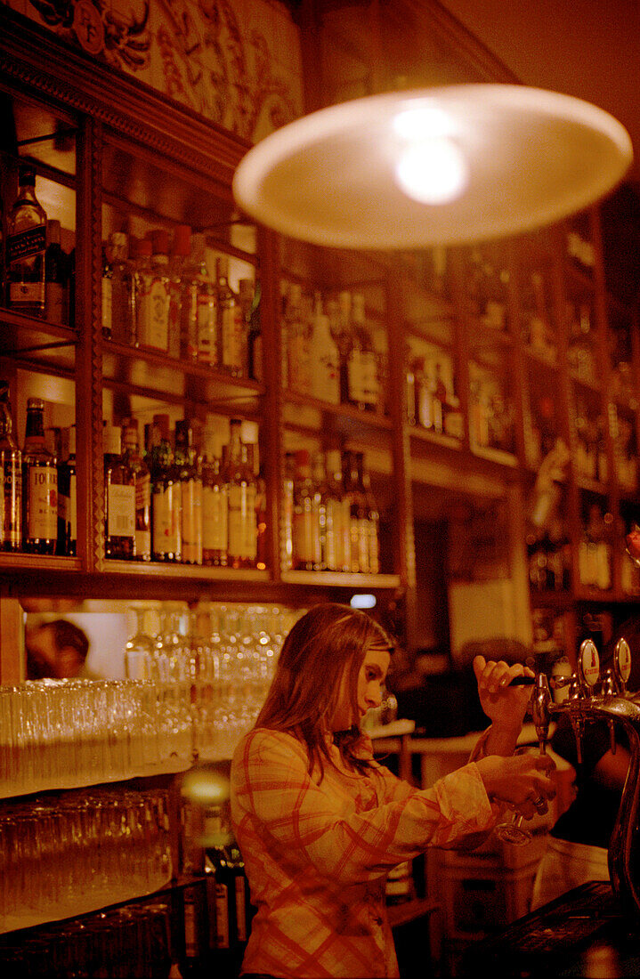 Kellnerin am Zapfhahn in einer Bar, Madrid, Spanien, Europa