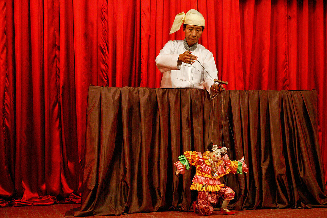 Burmese marionette, puppeteer, burmesische Marionettentheater