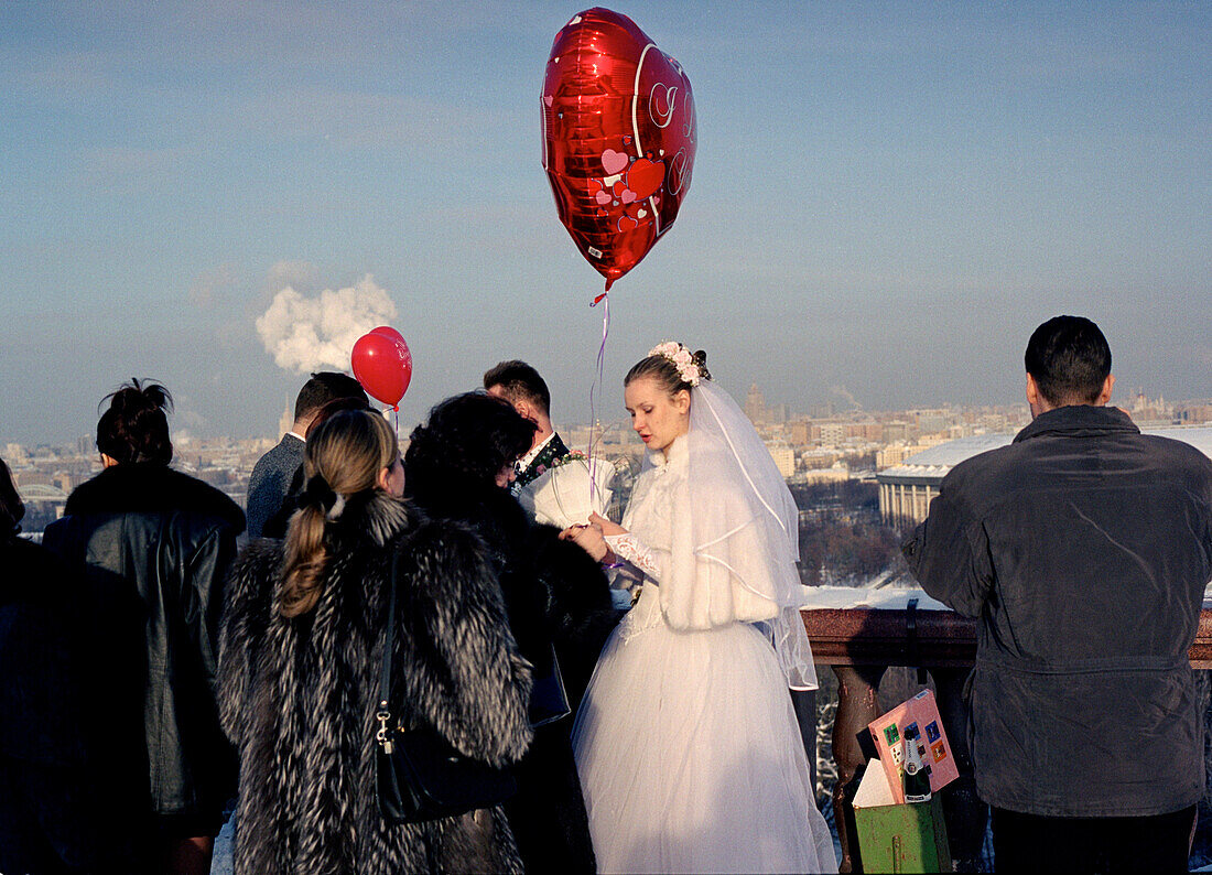 Braut und Bräutigam mit Luftballon, Hochzeit, Sperlingsberge, Moskau, Russland