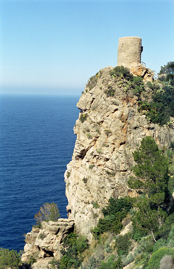 Ruine auf einer Klippe an der Ostküste, Mallorca, Spanien, Europa