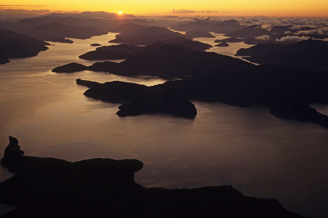 Luftaufnahme von Marlborough Sounds bei Sonnenuntergang, Neuseeland, Ozeanien