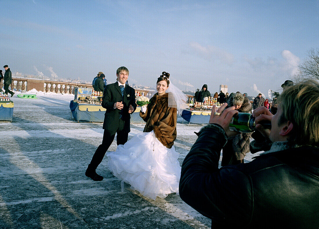 Braut und Bräutigam, Gast trinkt auf ihr Wohl, Hochzeit, Sperlingsberge, Moskau, Russland