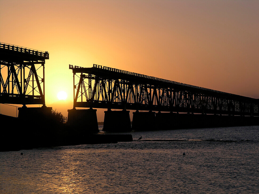 Alte Brücke bei Sonnenuntergang, Bahia Honda Key, Florida, Amerika