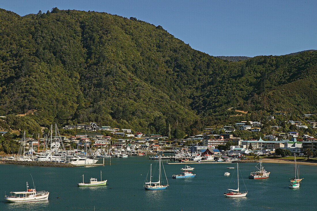 Blick auf Boote vor der Hafenstadt Picton, Neuseeland, Ozeanien