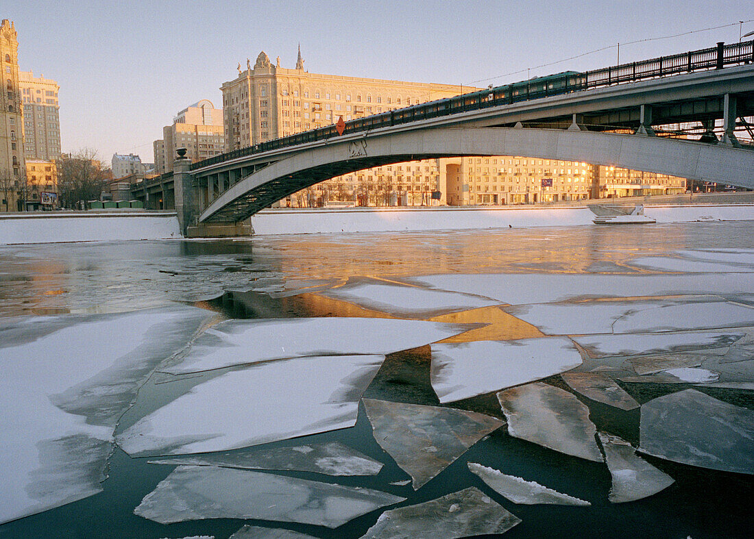 Eis aus dem Fluss Moskwa, Moskau, Russland