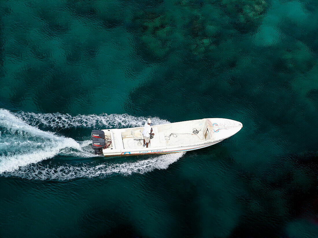 Motorboot fährt auf dem karibischen Meer, Karibik