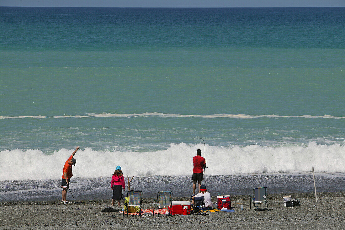 Family picnic at Birdlings Flat, Fisherman, Angler, Familien Picknick am Strand