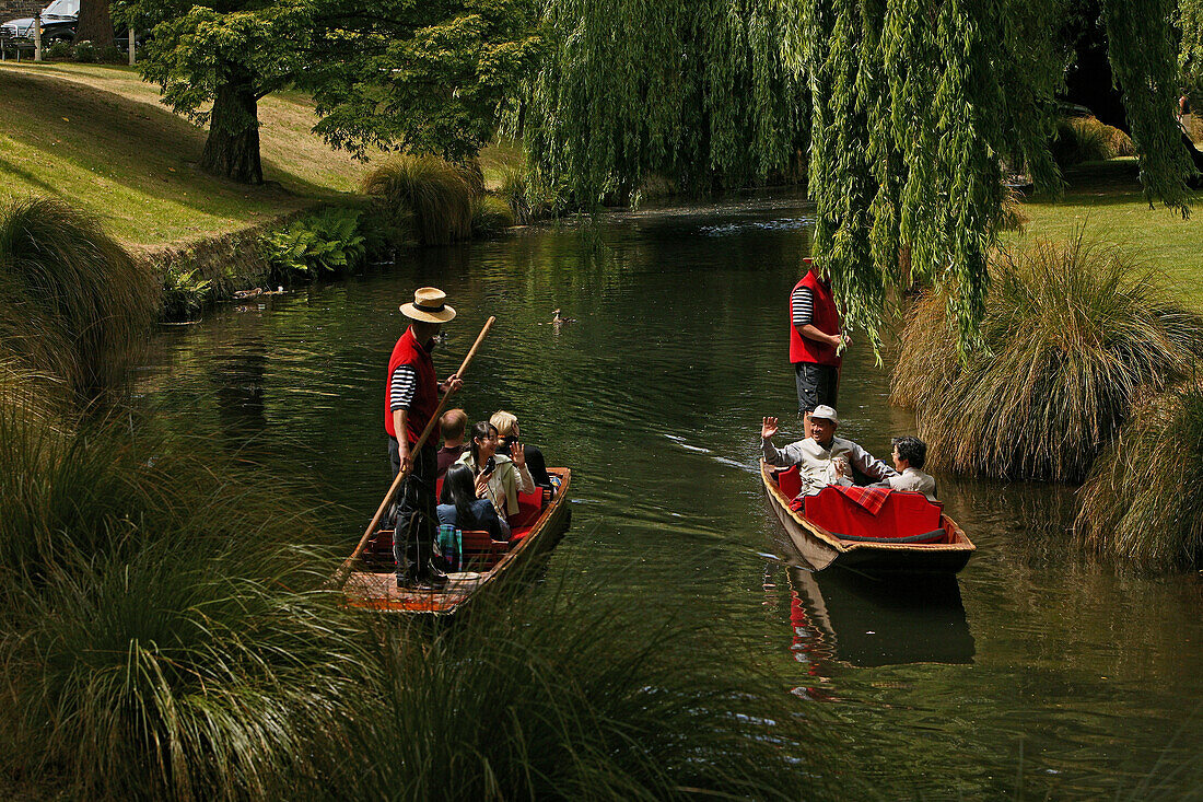 Touristenboote auf dem Fluss Avon River, Christchurch, Südinsel, Neuseeland