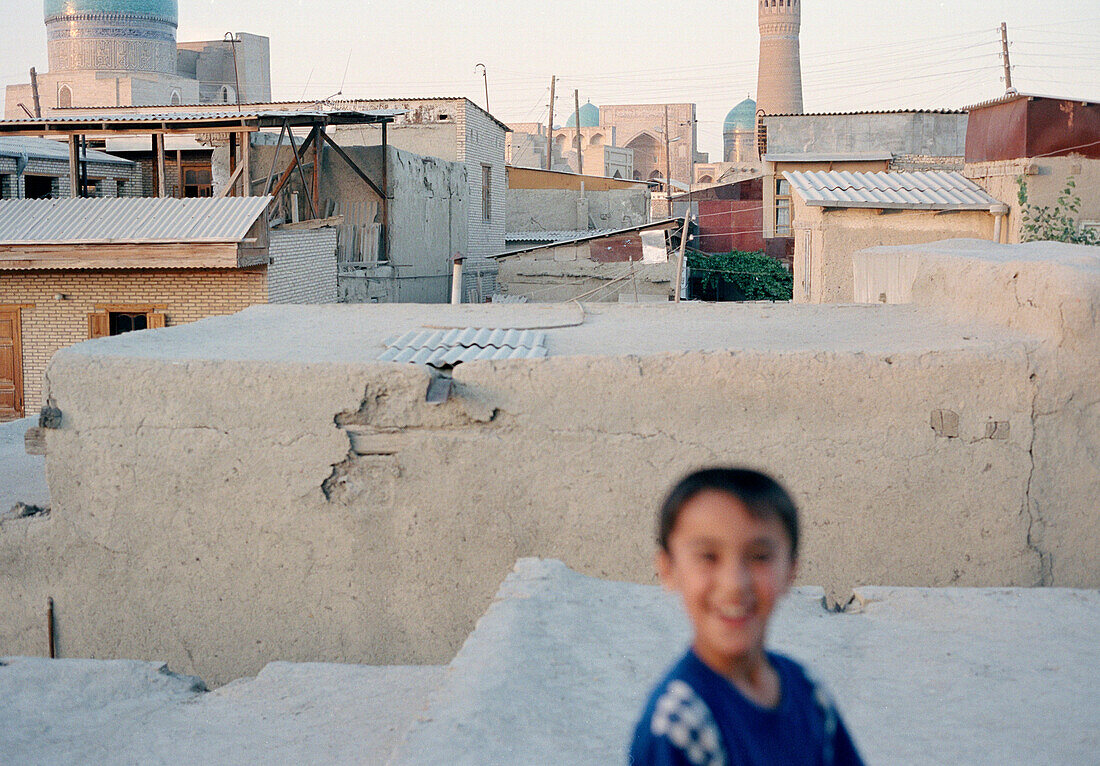 Stadtansicht mit spielendem Jungen, Buchara, Usbekistan
