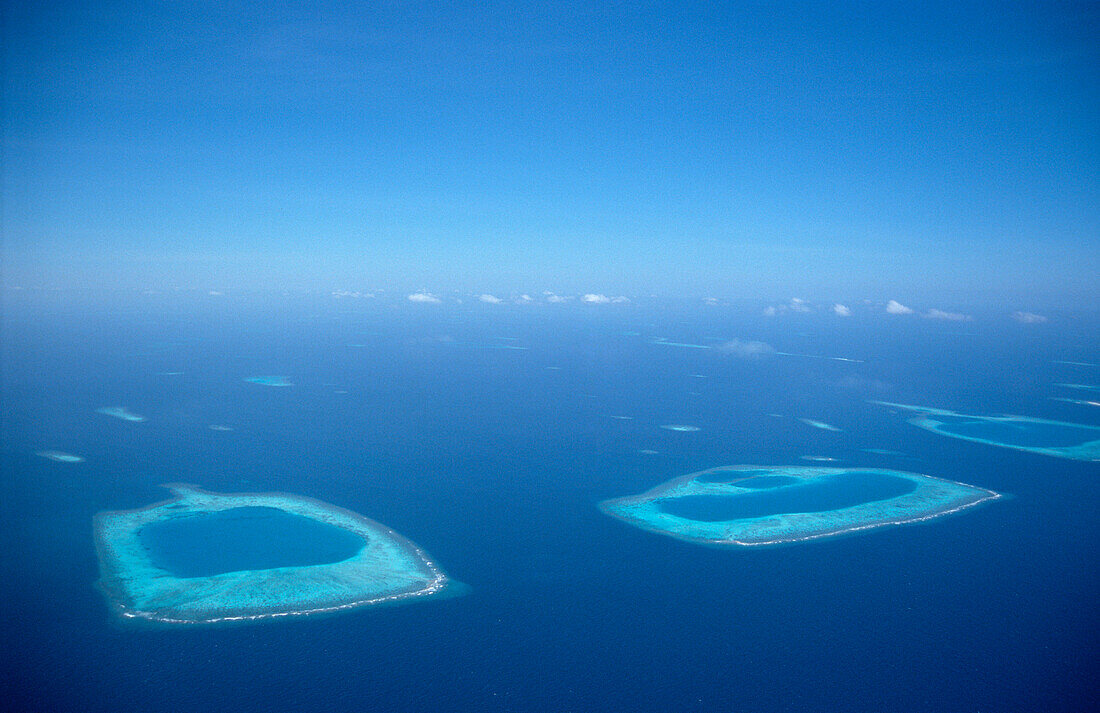 Luftaufnahme von maledivischen Atollen und Riffen, Malediven, Indischer Ozean, Ari Atoll