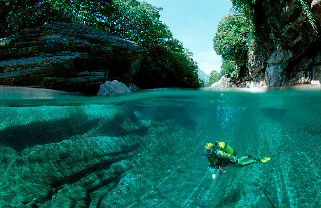 Flusstauchen in der Verzasca, Schweiz, Tessin, Verzasca Tal