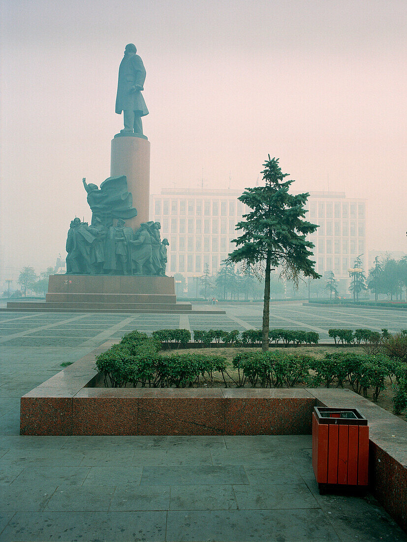 Die Lenin Statue auf dem Oktoberplatz im Smog, Moskau, Russland