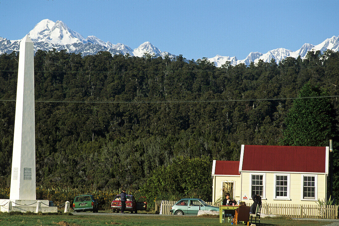Blick auf kleinste Jugendherberge vor Wald und Alpen, Okarito, Westküste, Neuseeland, Ozeanien