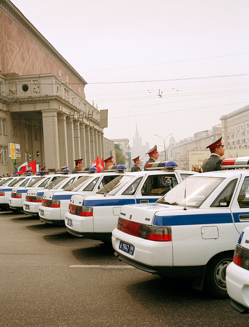 Eine Reihe von Polizeiautos, Mayakovsky Platz, Moskau, Russland