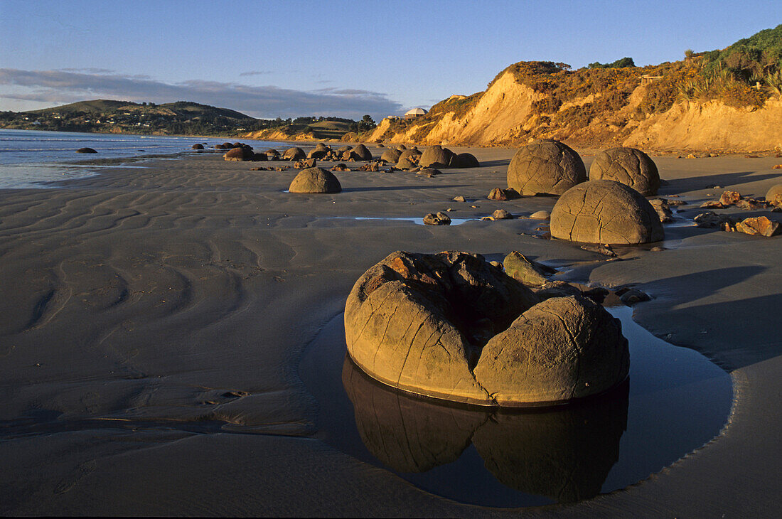 Moeraki Felsbrocken am Strand im Sonnenlicht, Südinsel, Neuseeland, Ozeanien