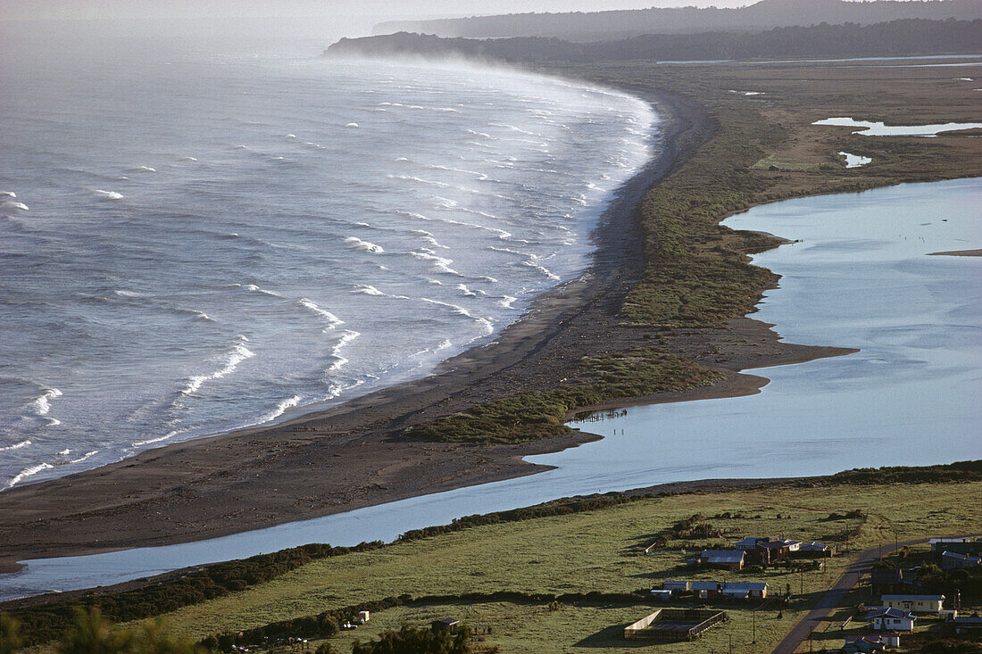 Blick von oben auf Okarito Strand und Lagune, Westküste, Südinsel, Neuseeland, Neuseeland, Ozeanien
