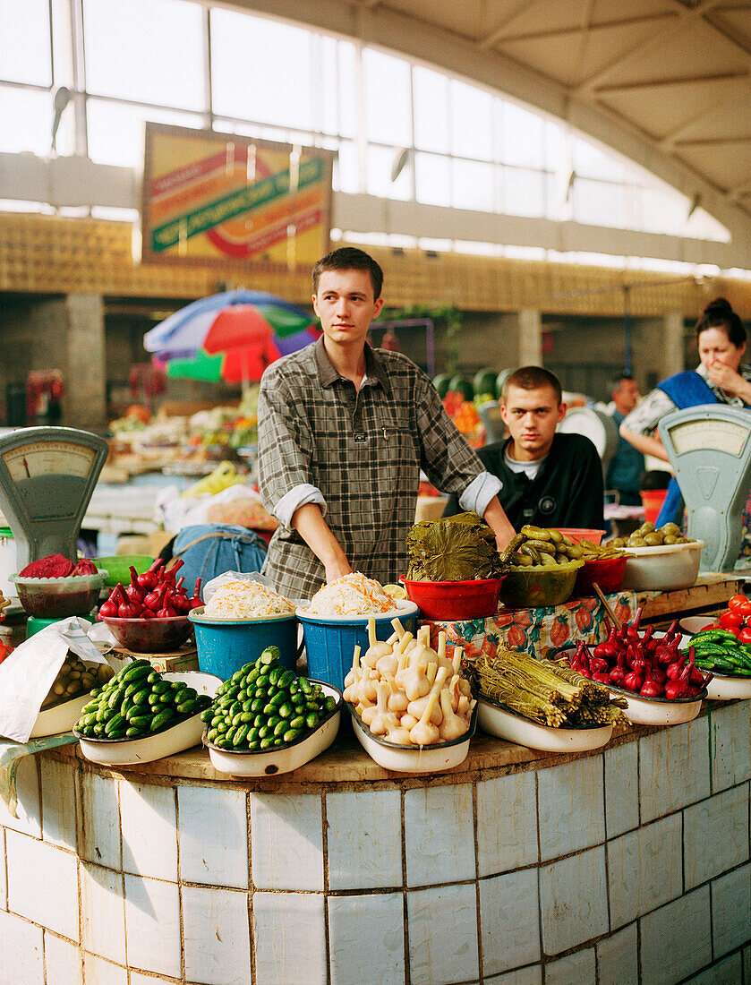 Aserbaidschaner an Stand mit eingelegtem Gemüse, Markthalle, Cheryomushkinsky, Moskau, Russland