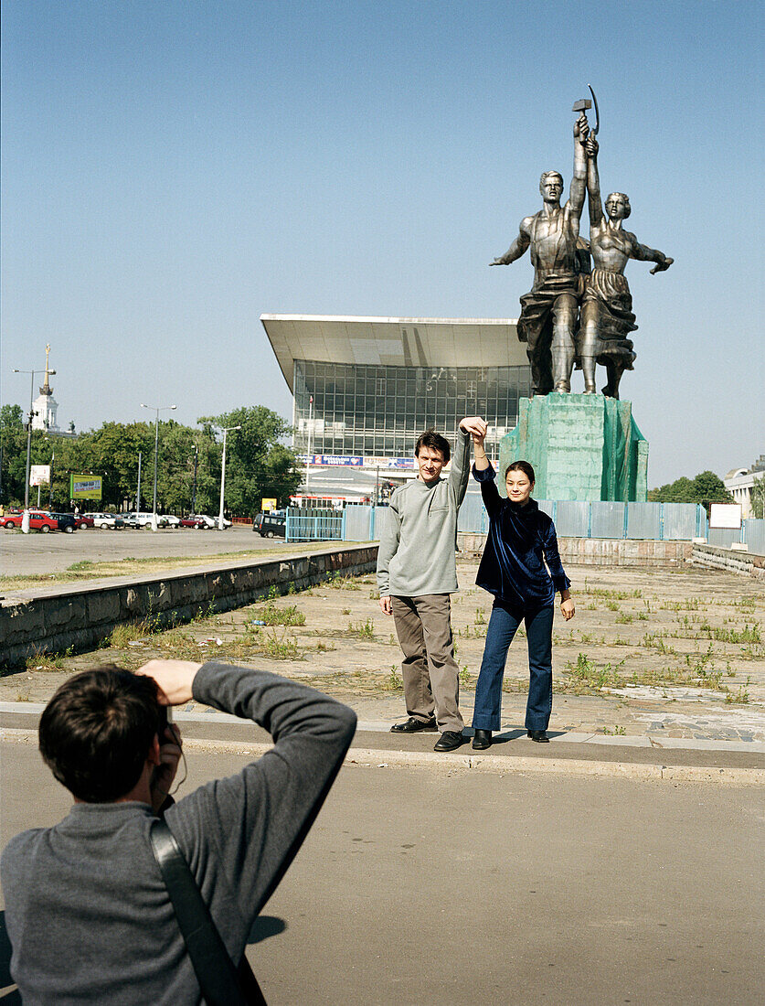 Turisten schießen Foto vor Arbeiter und Kolchosbäuerin Skulptur, dahinter wiederaufgebauter Pavillon Russlands von der Expo 67, Allrussisches Ausstellungszentrum, Moskau, Russland, vor 2003