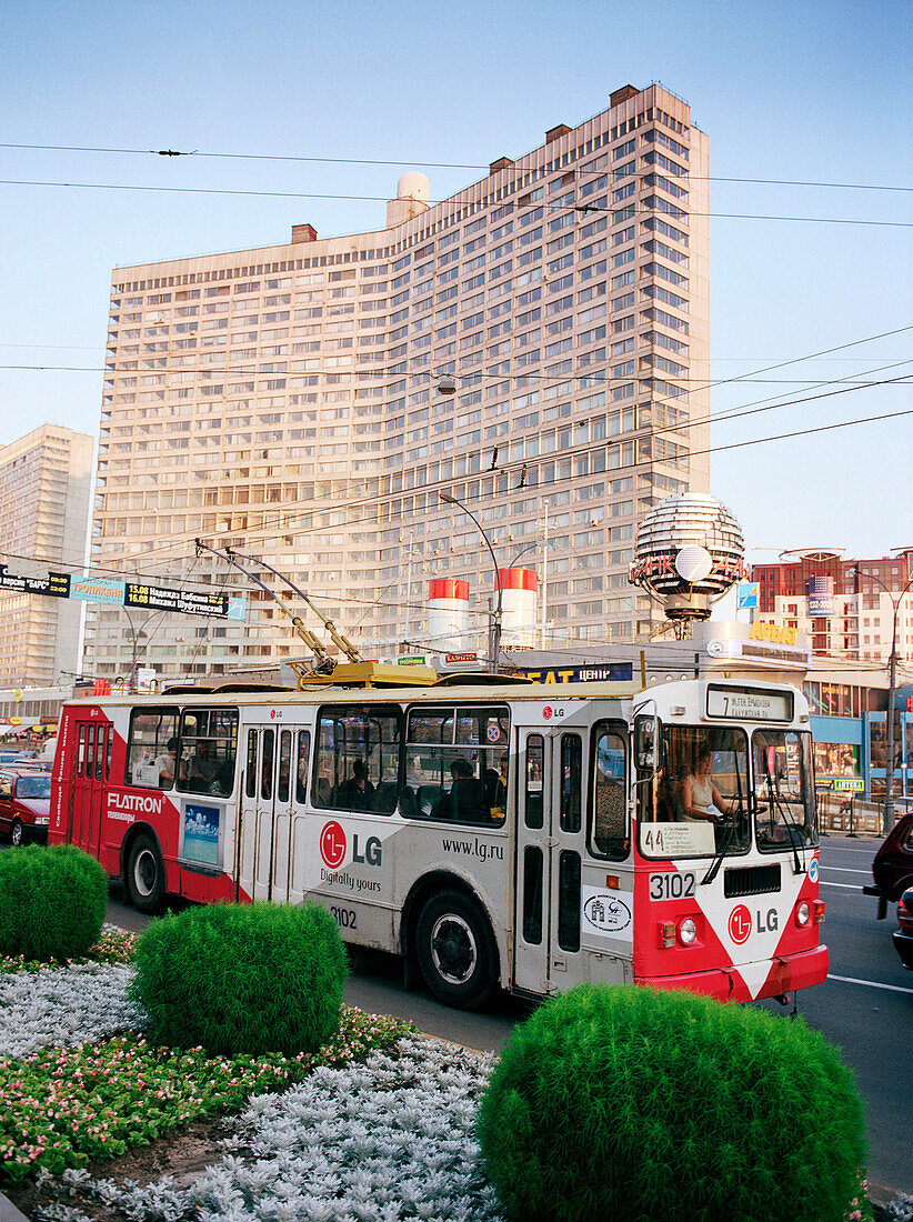 Elektro-Bus auf der Neuen Arbat Allee, Moskau, Russland