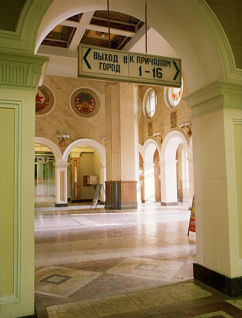 Innenansicht des menschenleeren Foyer eines Empfangsgebäudes, Moskau, Russland