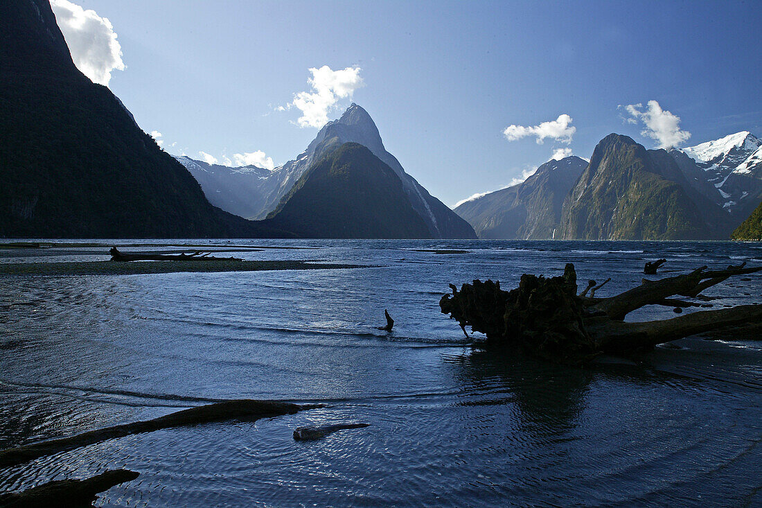 Blick auf Berge und den Fjord Milford Sound, Fiordland Nationalpark, Südinsel, Neuseeland, Ozeanien